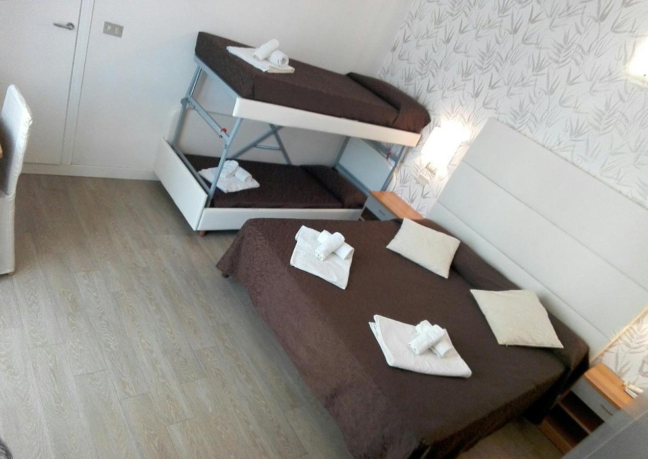 Hotel Ermeti B&B Brunch Riccione Exteriör bild