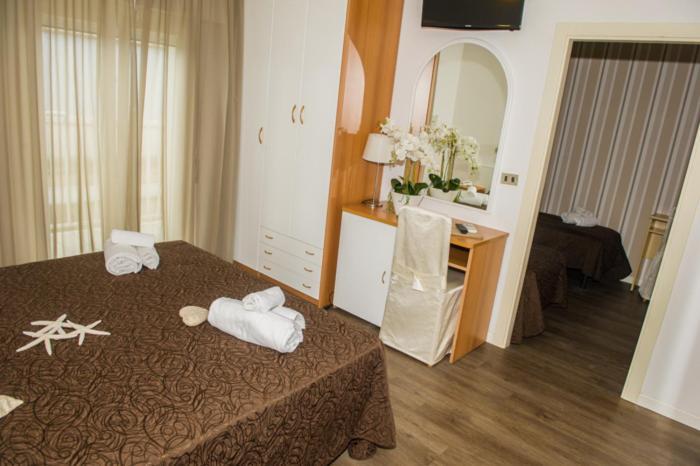 Hotel Ermeti B&B Brunch Riccione Exteriör bild