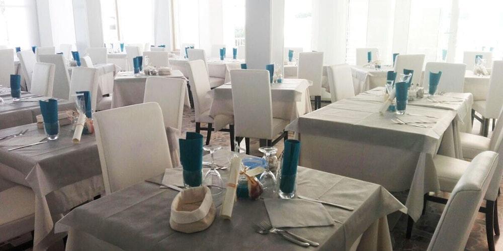 Hotel Ermeti B&B Brunch Riccione Exteriör bild