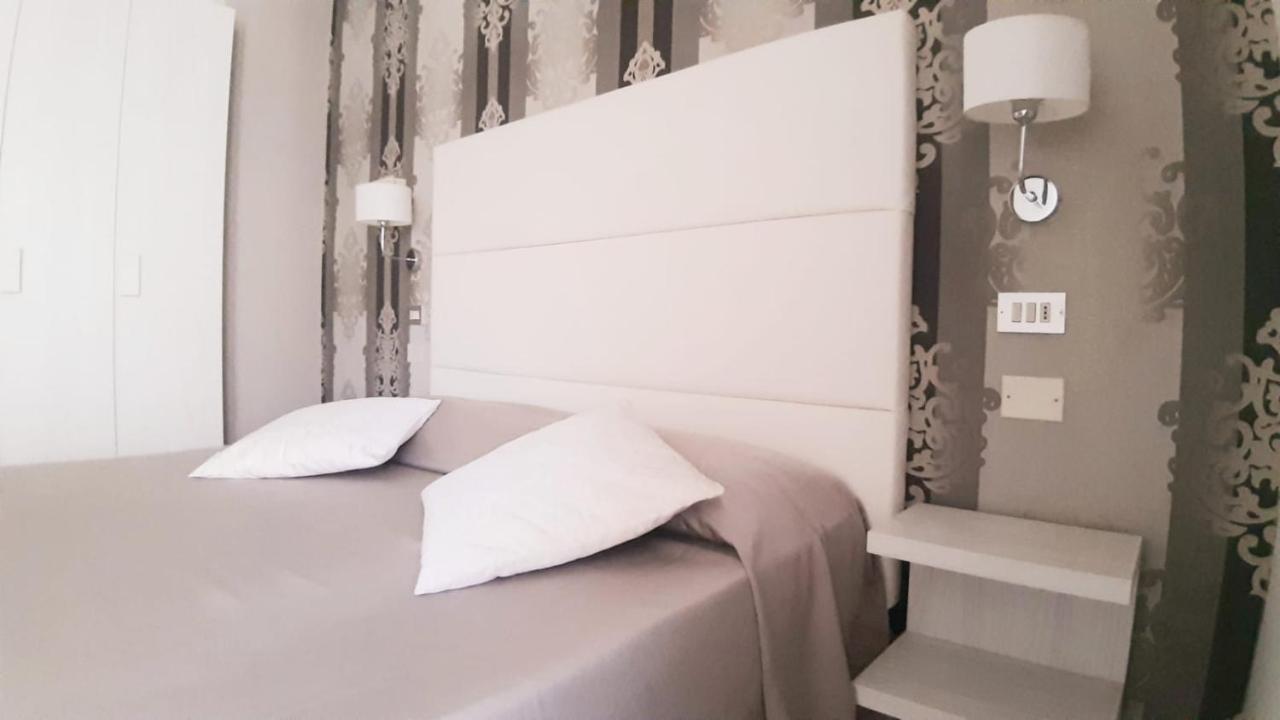 Hotel Ermeti B&B Brunch Riccione Exteriör bild