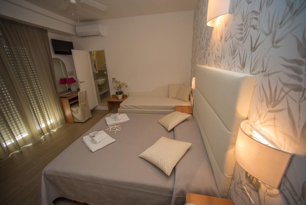 Hotel Ermeti B&B Brunch Riccione Exteriör bild