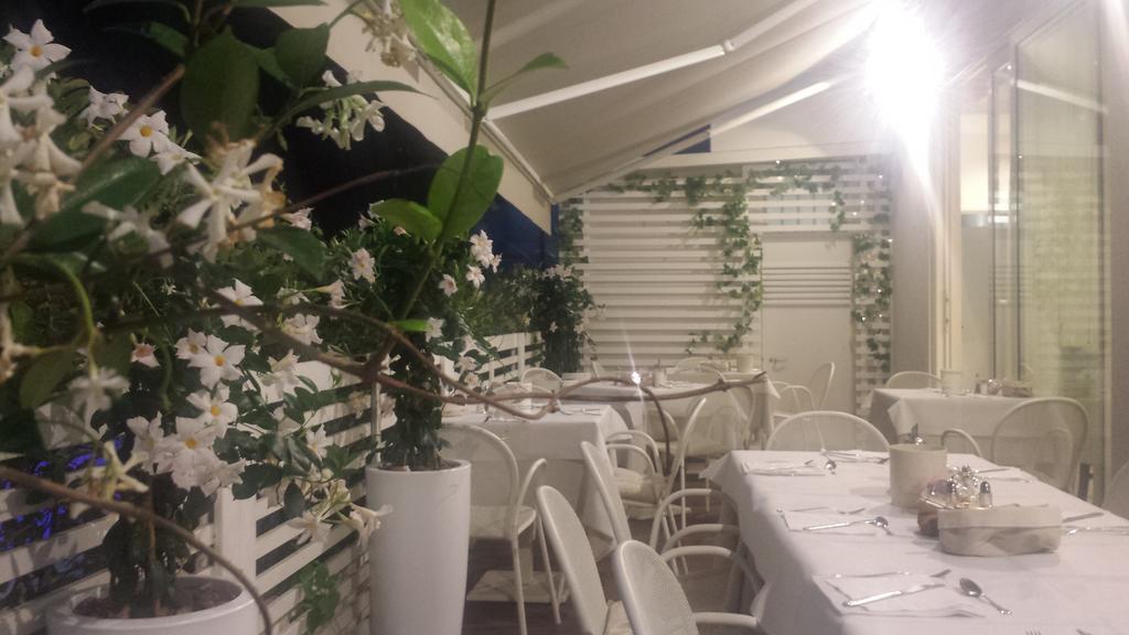 Hotel Ermeti B&B Brunch Riccione Exteriör bild
