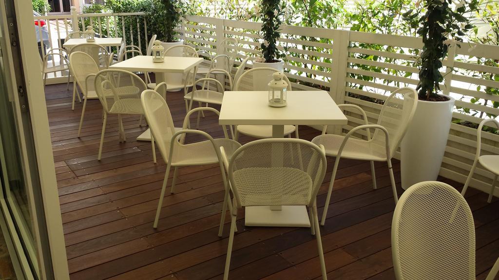 Hotel Ermeti B&B Brunch Riccione Exteriör bild